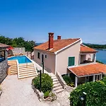 Lily Comfortable * Veli Iž